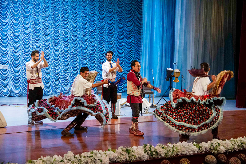 Songs and dances of Iranian folklore groups for Turkmen spectators